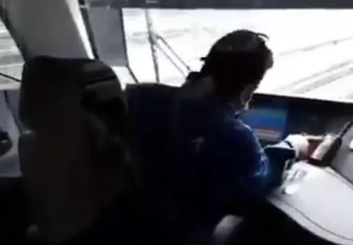 Captura del video en que se observa al operador del Metro de Panamá durmiéndose. 