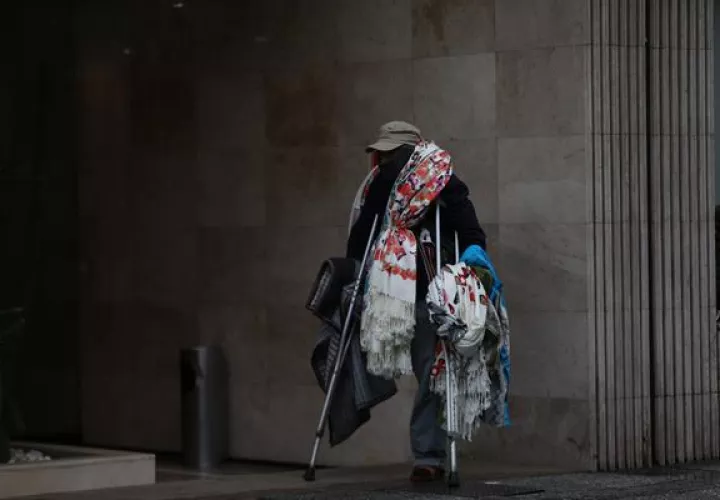 Un vendedor de telares camina este jueves, en calles de la Ciudad de México. EFE