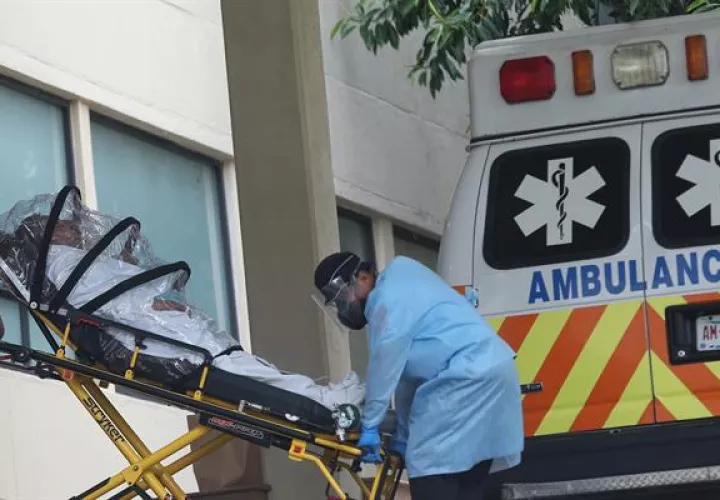 Personal de salud traslada a una persona contagiada con la covid-19 en la zona de emergencias del Hospital General , en la Ciudad de México. EFE