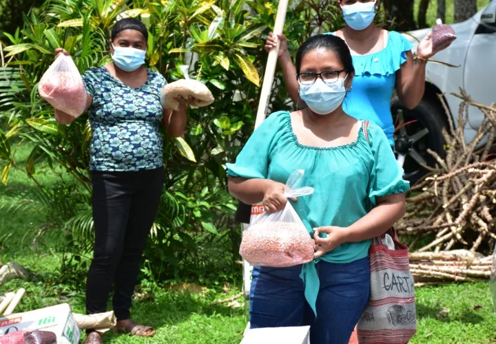 Las mujeres, que pertenecen a la Red de Oportunidades del Mides, recibieron hace unos días un paquete de activos valorado en 320 dólares. Foto: Cortesía Mides