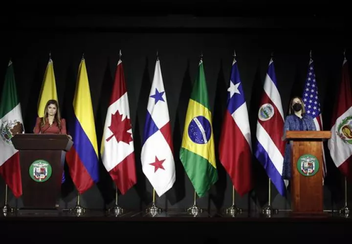 La ministra de relaciones exteriores de Panamá, Erika Mouynes (i), y Samira Gozaine (d), directora de migración de Panamá, hablan durante una conferencia de prensa en la cancillería panameña, en Ciudad de Panamá. EFE