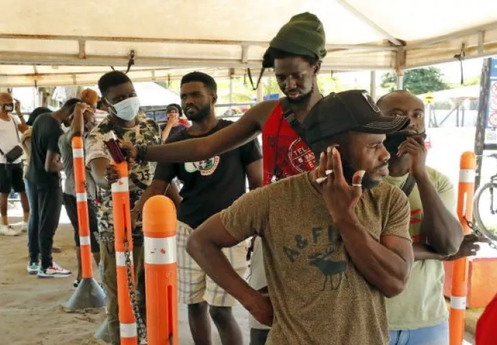 Miles de migrantes de diversos países tratan de cruzar la frontera colombo-panameña para llegar a Estados Unidos. Foto: EFE