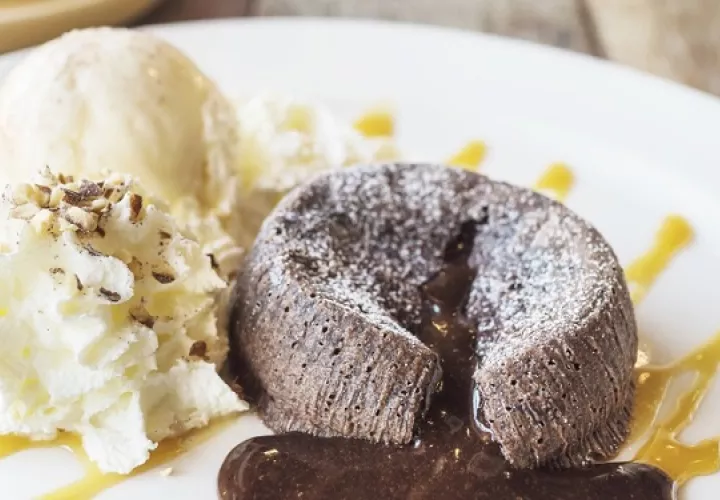 'Molten Chocolate Cake' es un postre de textura suave, esponjosa y húmeda. Foto: Ilustrativa / Freepik