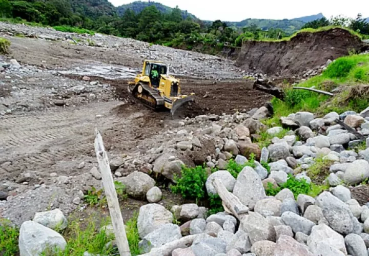 Los trabajos, hasta el momento, han logrado un avance en el dragado y desviación de las fuertes corrientes del caudaloso río Chiriquí Viejo. Foto: Mayra Madrid 