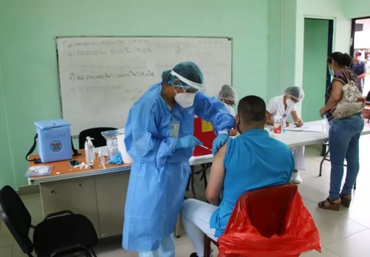 La vacunación previene las formas graves de coronavirus. Foto: Cortesía Minsa
