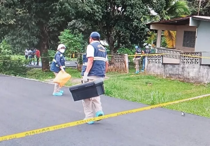  Peritos de Criminalística en la vivienda donde ocurrieron los hechos, localizada en calle Los Calabacitos. Foto: Eric A. Montenegro