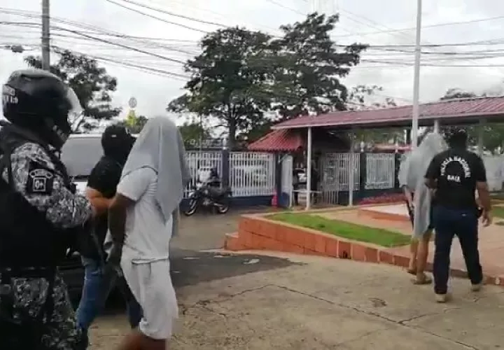 Entre la droga encontrada en la residencia se contabilizaban unos 24 paquetes pequeños que contenían presunta marihuana además de otros seis paquetes envueltos en cinta roja, que se sospecha sea cocaína. Foto: Eric Montenegro