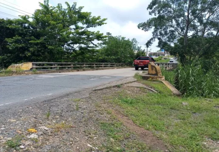  El director regional del MOP, Edgardo Herrera, el puente “Velásquez” ya fue revisado y no se detectaron rajaduras en o alguna otra falla que comprometa la estructura. Foto: Eric Montenegro