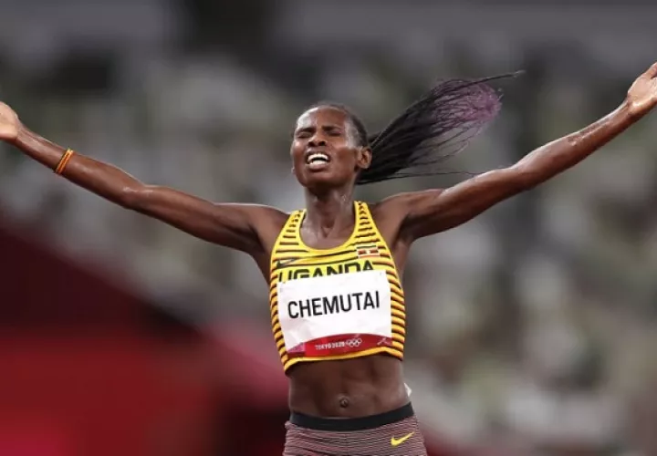 Peruth Chemutai de 22 años se proclamó en Tokio como campeona olímpica de 3.000 metros con obstáculos. Foto Cortesía: @Olympics