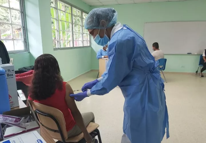 Personal de salud continúa con la aplicación de la vacuna de Pfizer contra la covid-19 en la Región Metropolitana. Foto: Cortesía @CSSPanama