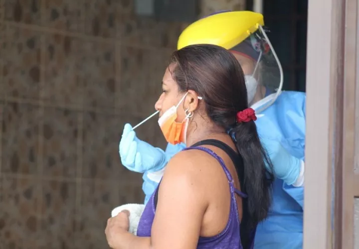 Personal de salud aplicó 5,428 pruebas nuevas para detectar la covid-19 en las últimas horas. Foto: Cortesía Minsa