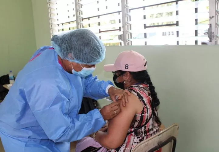 Personal de salud continúa aplicando la vacuna Pfizer contra la covid-19 en los circuitos 9-1 y 9-3 en Veraguas. Foto: Cortesía Minsa