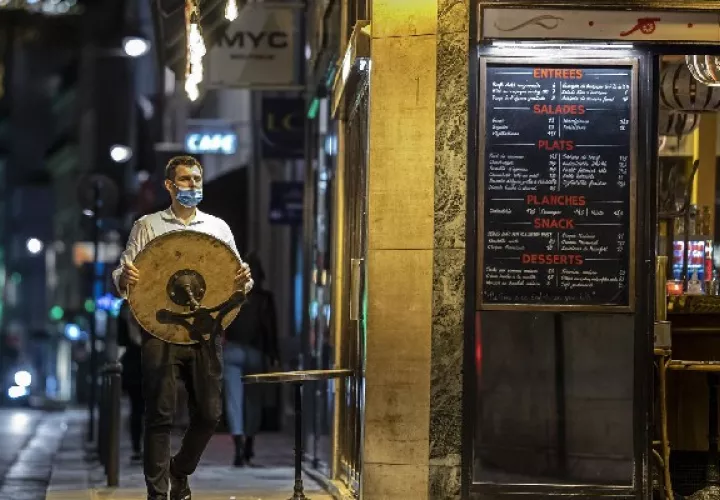 Multa y hasta prisión por incumplimiento del pase covid en Francia. Foto: EFE