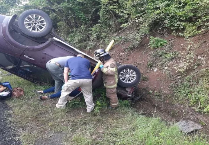 Una mujer resultó con heridas, luego de volcarse el auto en el que viajaba la mañana de este sábado. Foto: Thays Domínguez