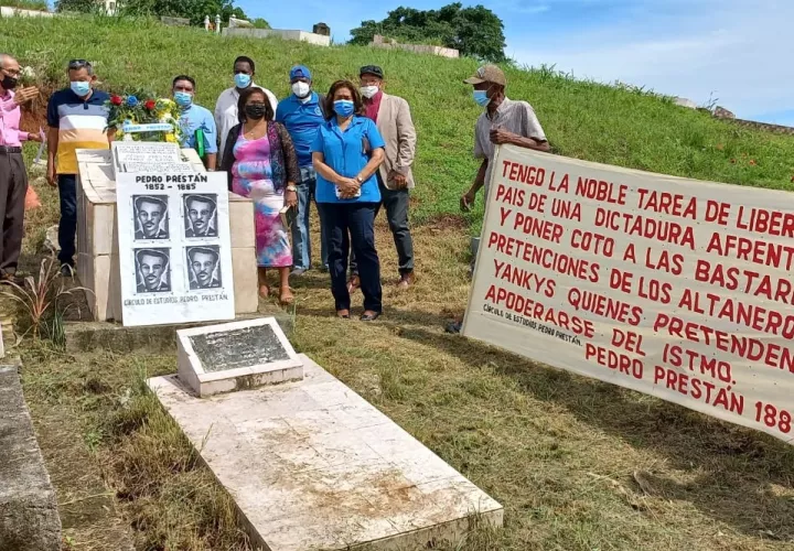 Los representantes del Consejo Municipal  colocaron en el cementerio una ofrenda floral. Foto: Diómedes Sánchez 