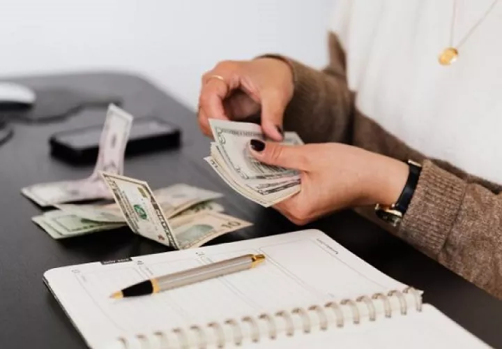 Asegúrese que los gastos no sean superiores a sus ingresos. Foto: Ilustrativa / Pexels 