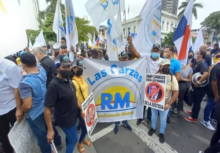 Miembros de Realizando Metas efectúan protesta frente a la sede del Ministerio Público. Foto: Víctor Arosemena