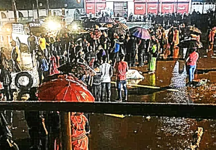 Los manifestantes se mantuvieron en la vía a pesar de las fuertes lluvias. Foto Mayra Madrid