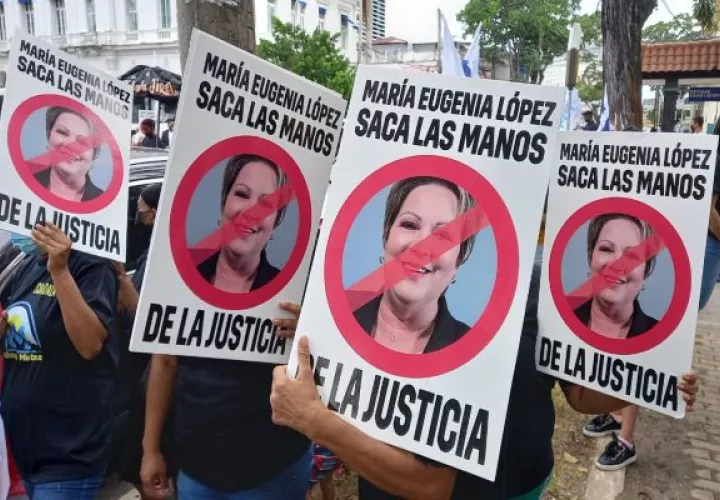 Miembros de Realizando Metas efectúan protesta frente a la sede del Ministerio Público. Foto: Víctor Arosemena
