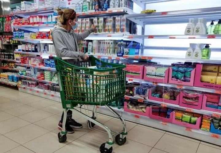 Antes de ir al supermercado es importante verificar si el saldo está disponible. Foto: EFE