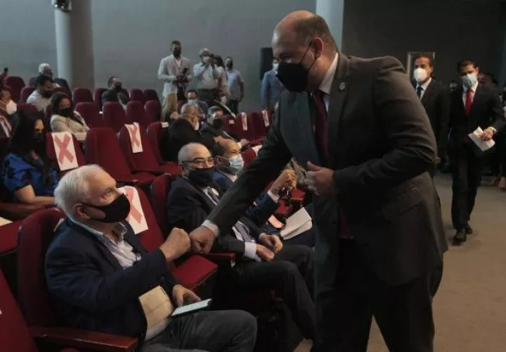 El magistrado Alfredo Juncá saluda al expresidente Ricardo Martinelli durante el inicio del debate a las reformas electorales.  Víctor Arosemena