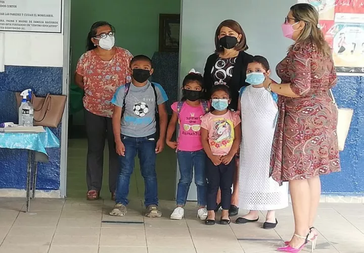 Decenas de educadores ya han regresado a las aulas de clases. Foto: Cortesía Meduca