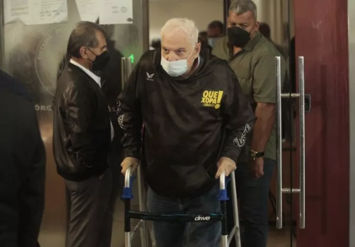 El juicio se encuentra suspendido hasta el próximo jueves debido a la muerte de la madre del expresidente Ricardo Martinelli. Víctor Arosemena