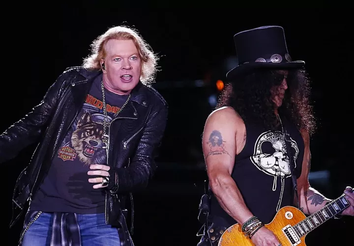 El vocalista, Axl Rose (i), y el guitarrista, Slash (d), de la banda de rock estadounidense Guns N'Roses. EFE/Esteban Garay/Archivo