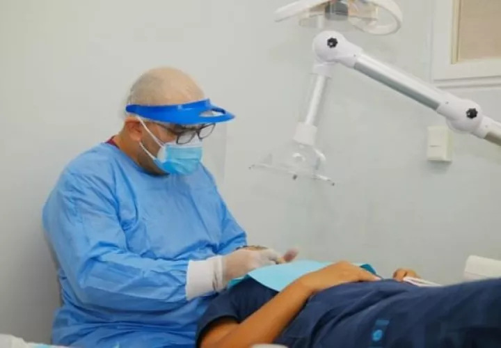 El paciente deberá responder un cuestionario realizado por las técnicas en Asistencia Odontológica, en el que se le pregunta, entre otras cosas, si el paciente ha tenido contacto con personas positivas por covid-19. Foto: Cortesía CSS