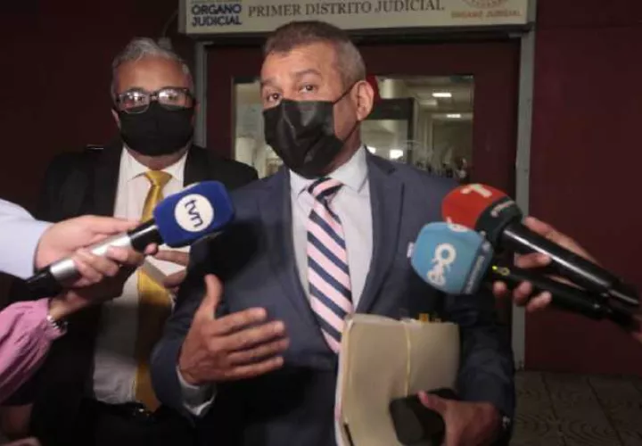 El abogado Sittón cuestionó la falta de pericia en el manejo de los documentos por la fiscalía. Víctor Arosemena