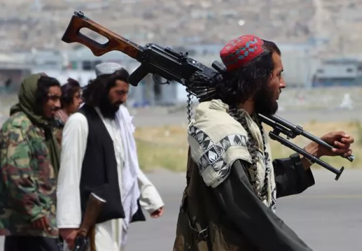 Las fuerzas talibanas aseguran el Aeropuerto Internacional Hamid Karzai, después de la retirada de Estados Unidos, en Kabul, Afganistán. EFE  