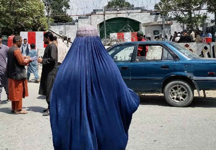 Los derechos de la mujer se fijarán en el diálogo intraafgano, dicen los talibanes. Foto:EFE