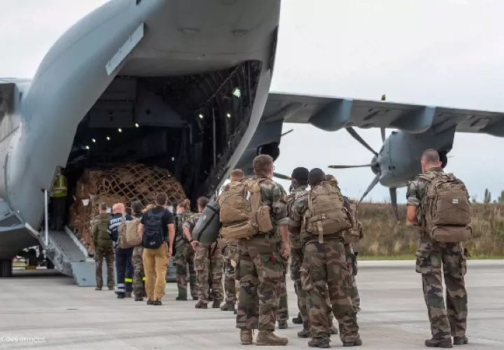 Más de 200 personas salen de Kabul en vuelo militar francés. Foto: EFE