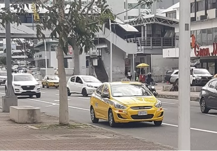 Solo en la ciudad capital hay más de 47 mil cupos otorgados en el transporte selectivo, denunciaron gremios de taxistas. Foto: Archivo