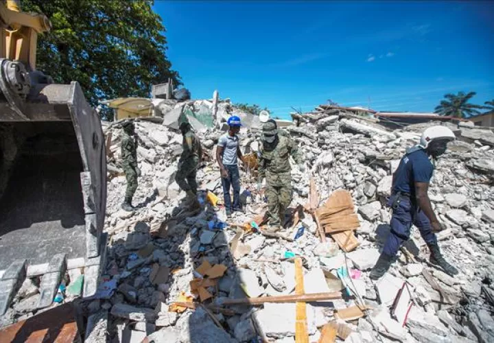  Personal realiza trabajos de remoción de escombros, búsqueda y rescate tras el terremoto registrado este sábado en Haití. Foto: EFE