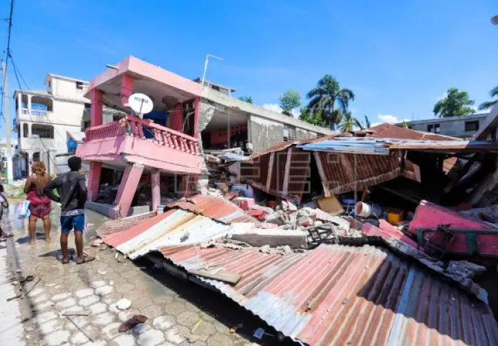 Tras el sismo se produjeron cinco réplicas, entre ellas una de magnitud 5.2 a 17 kilómetros de la localidad de Chantal, Haití. Foto: EFE