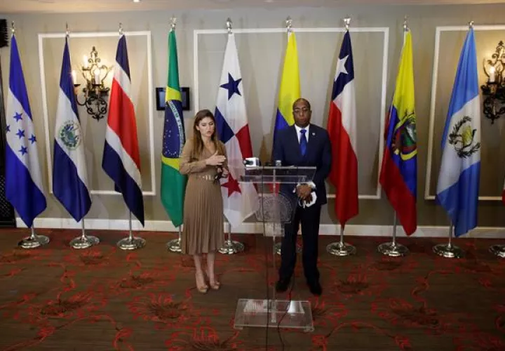  La ministra panameña de Relaciones Exteriores, Erika Mouynés (i), y el procurador general, Javier E. Caraballo. EFE