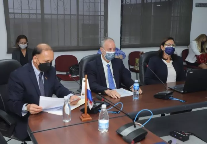 Los magistrados Heriberto Araúz (Izq.) y Eduardo Valdés Escoffery (centro) fueron los encargados de sustentar el presupuesto del TE.} Cortesía