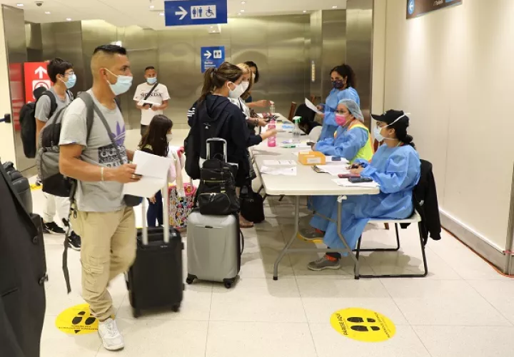 En el caso de los pasajeros no vacunados, el gremio turístico propuso eliminar la cuarentena preventiva, la segunda prueba a la llegada. Foto: Cortesía @tocumenaero