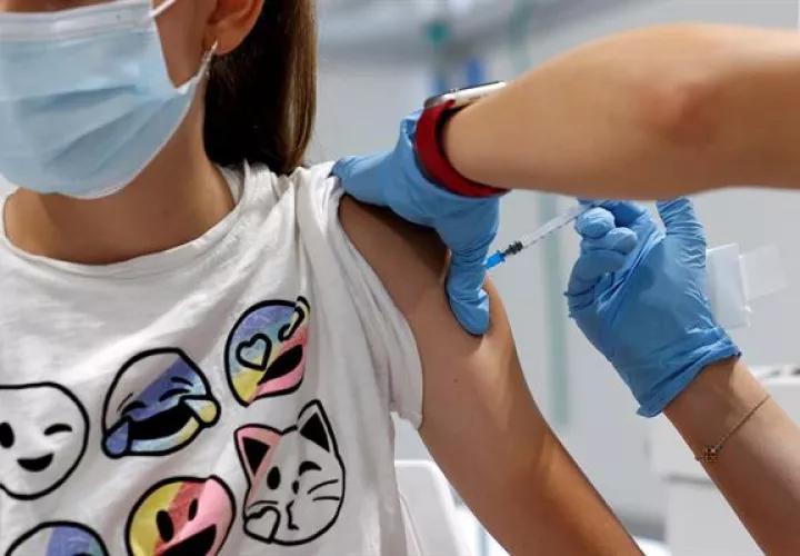 La vacuna de Pfizer-BioNTech produce efectos secundarios de leves a moderados y que pasan rápido cuando se administra a adolescentes de 12 a 15 años. Foto: EFE