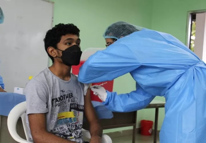 Panamá comenzó el pasado 14 de julio la inmunización contra el coronavirus en adolescentes mayores de 12 años con la vacuna de Pfizer. Foto: Cortesía @CSSPanama