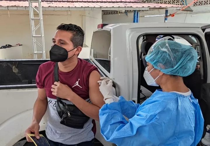Expertos recuerdan que la vacunación es clave para evitar complicaciones por covid-19. Foto: Cortesía Minsa