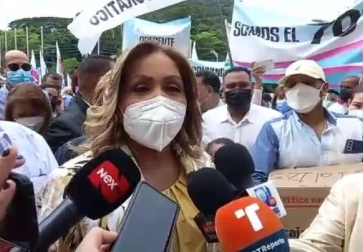 La diputada Yanibel Ábrego llegó acompañada de varios convencionales. 
