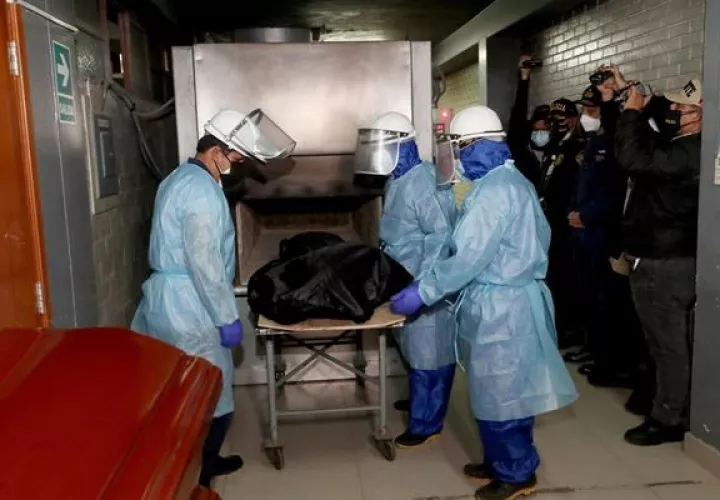 Proceso de incineración de los restos de Abimael Guzman, en Lima (Perú). EFE