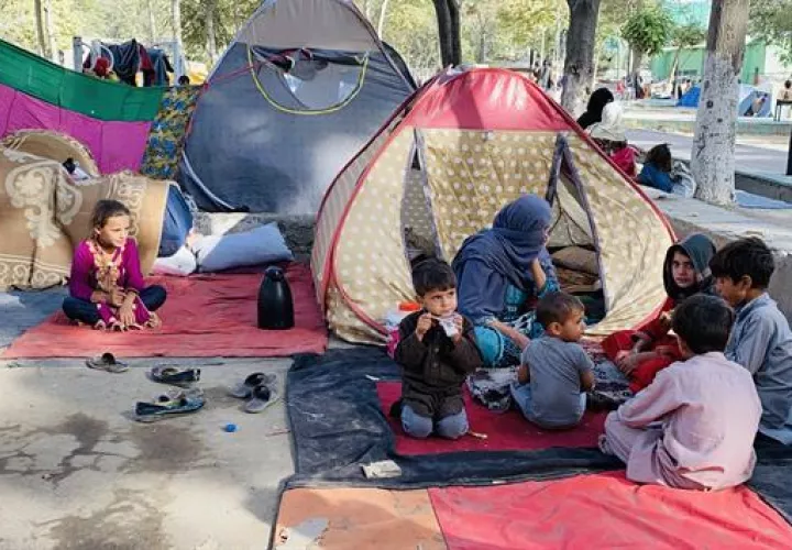 Familias enteras de afganos desplazados. EFE