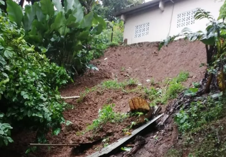Un alud de tierra por poco se lleva la casa de Valencio Velásquez. Foto: Diómedes Sánchez