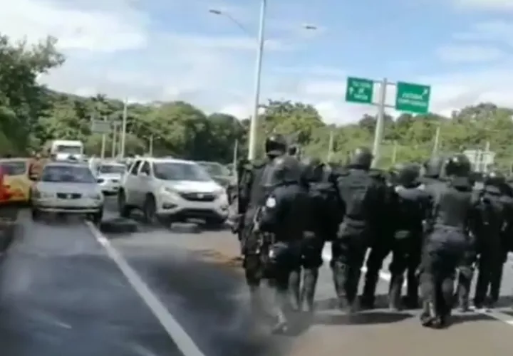 Unidades antidisturbios de la Policía Nacional con gases lacrimógenos despejaron la vía. Foto: Diómedes Sánchez