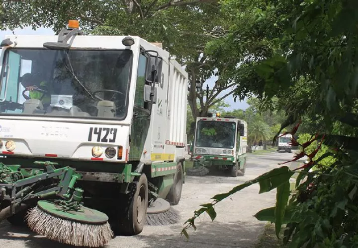 La mayoría de la flota con que dispone la Autoridad de Aseo para la limpieza de la ciudad es alquilada, lo que aseguran es más rentable. Foto: Cortesía