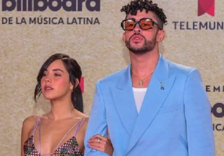 El cantante puertorriqueño Bad Bunny y su novia Gabriela Berlingeri posan en la alfombra roja de los Premios Billboard. Foto: EFE / Giorgio Viera