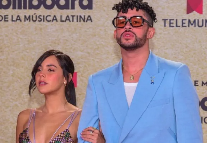 Bad Bunny junto a su novia posando en la Alfombra Roja de los Billboards. Foto: EFE